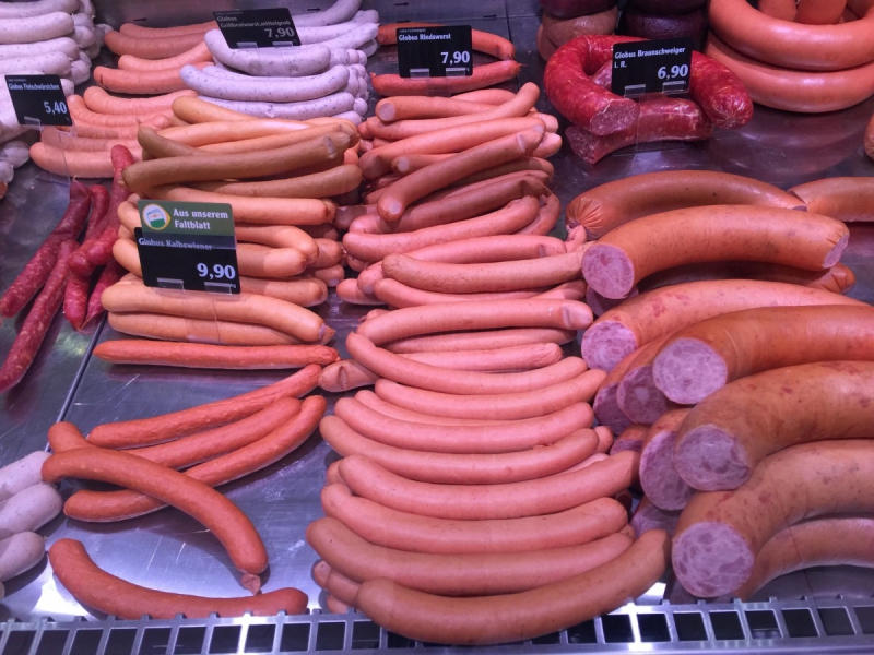 charcuterie-TAVERNES-min_sausages_meat_butchery-1069321